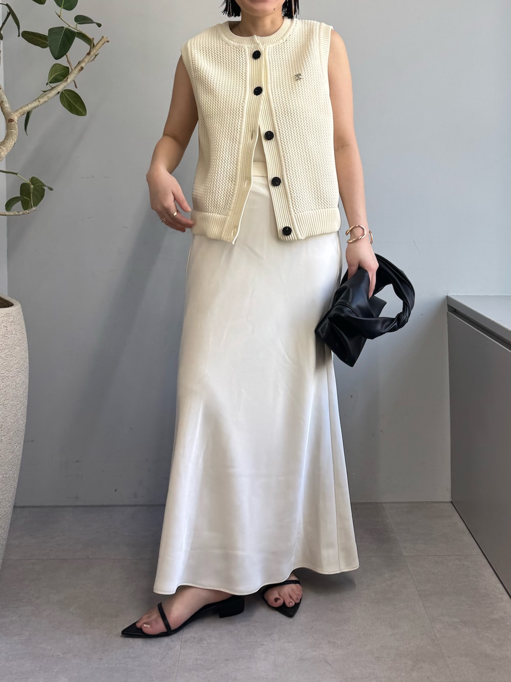 「大人カジュアル、スカート、スカートスタイル、スカートコーデ、ホワイト、ホワイトコーデ、ノースリーブ、モノトーン、モノトーンコーデ、春コーデ、春、春夏コーデ、低身長、低身長コーデ、低身長女子」｜「CAPRICIEUX LE'MAGEのメッシュBOXベスト（ニット/セーター、ホワイト系）」を使った、mari.kana_lemageさん（レディース・150cm）の春コーディネートの3枚目の写真