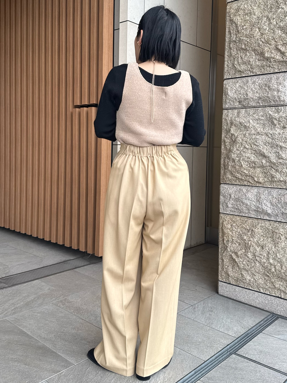 ブラック系のその他パンツ、ブラック系のニット/セーター、ベージュ系のニット/セーターを着用したレディースの冬コーディネートの3枚目の写真