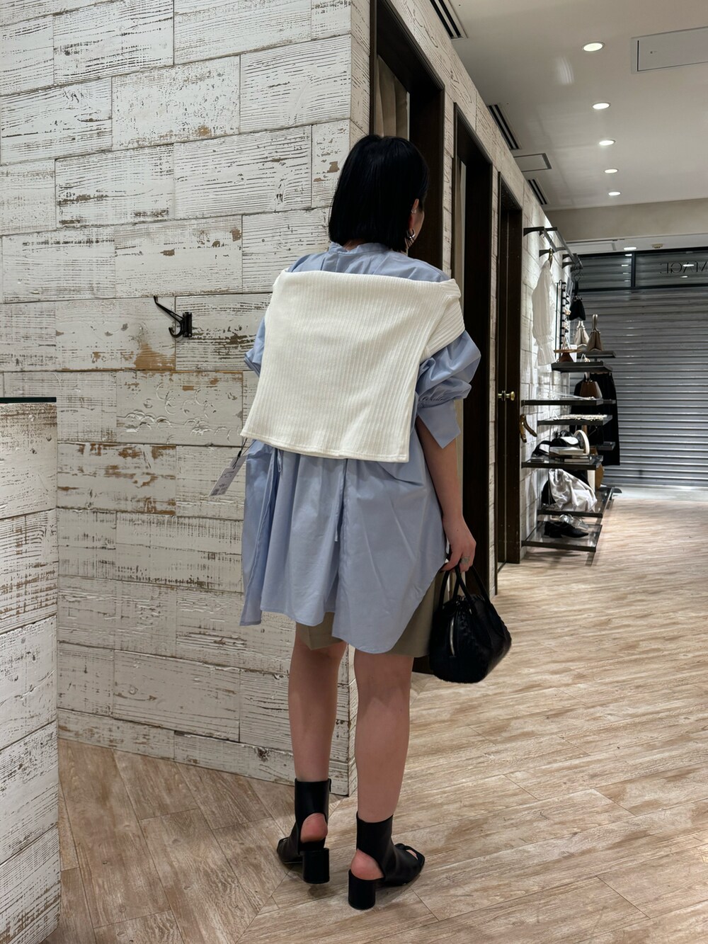 ブラック系のブーツ、ベージュ系のその他パンツ、ブルー系のシャツ/ブラウスを着用したレディースの春コーディネートの3枚目の写真