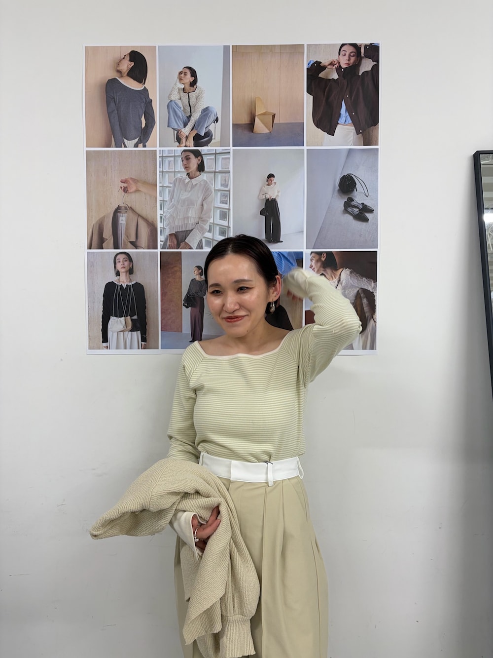 ベージュ系のカーディガン/ボレロ、ベージュ系のその他パンツ、グリーン系のTシャツ/カットソーを着用したレディースの冬コーディネートの4枚目の写真