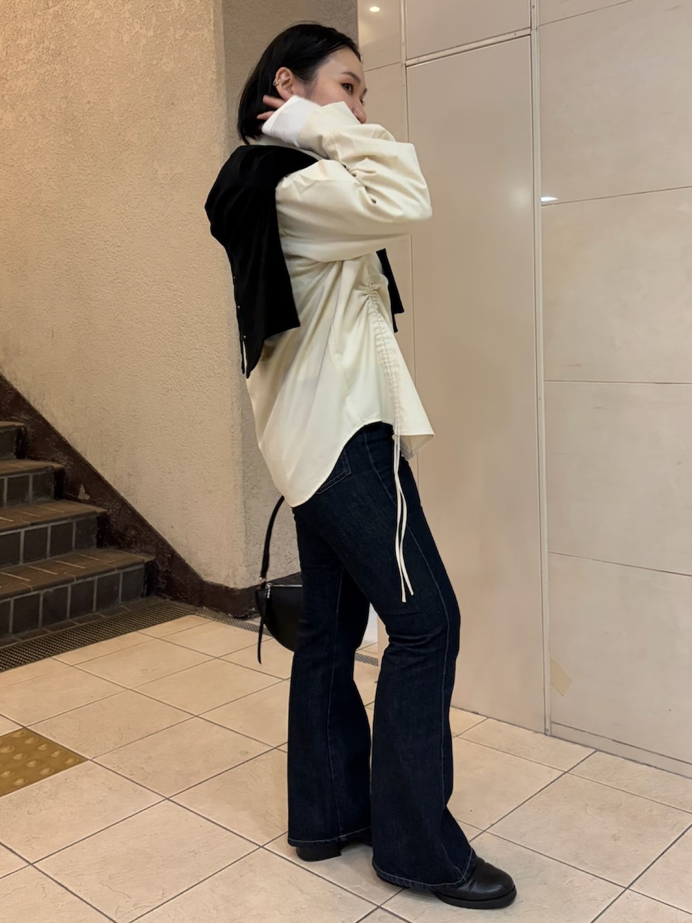 ブラック系のTシャツ/カットソー、ホワイト系のTシャツ/カットソー、ホワイト系のシャツ/ブラウスを着用したレディースの冬コーディネートの3枚目の写真