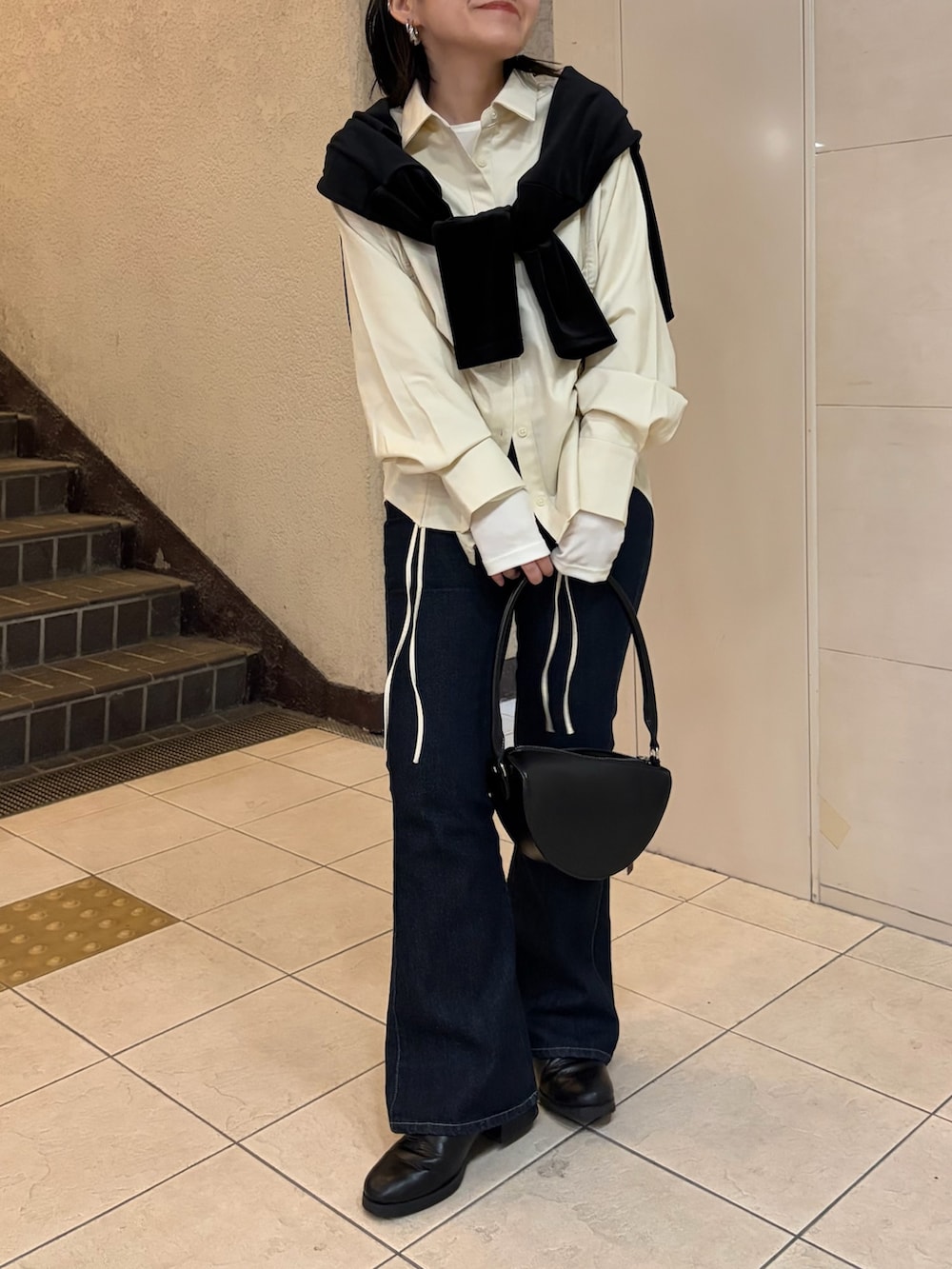 ブラック系のTシャツ/カットソー、ホワイト系のTシャツ/カットソー、ホワイト系のシャツ/ブラウスを着用したレディースの冬コーディネートの2枚目の写真