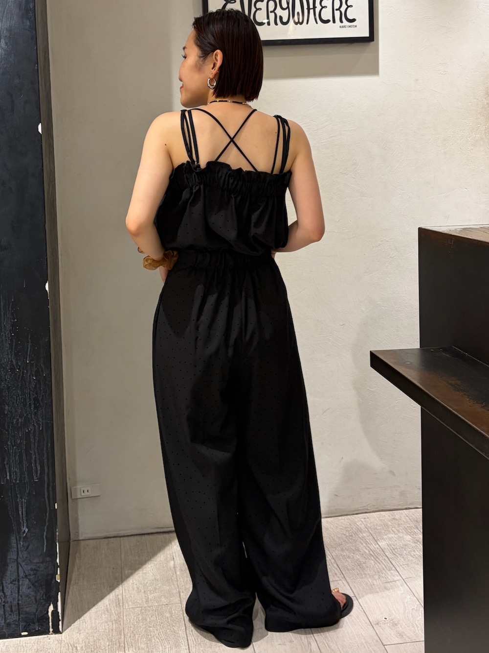 ブラック系のつなぎ/オールインワン、ブラック系のパンプス、ブラウン系のネックレスを着用したレディースの夏コーディネートの2枚目の写真