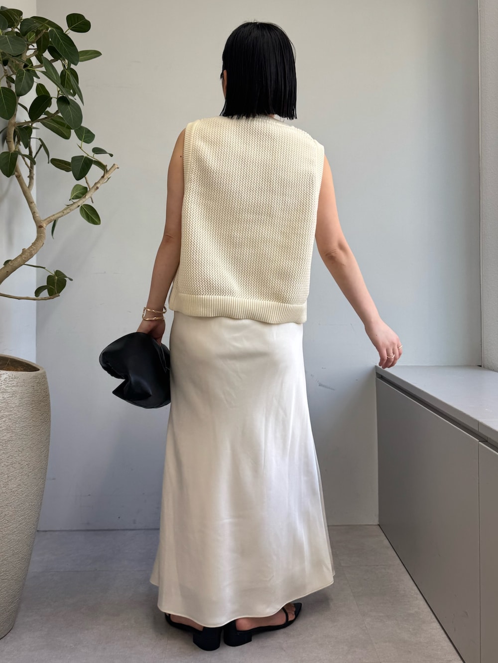 「大人カジュアル、スカート、スカートスタイル、スカートコーデ、ホワイト、ホワイトコーデ、ノースリーブ、モノトーン、モノトーンコーデ、春コーデ、春、春夏コーデ、低身長、低身長コーデ、低身長女子」｜「CAPRICIEUX LE'MAGEのメッシュBOXベスト（ニット/セーター、ホワイト系）」を使った、mari.kana_lemageさん（レディース・150cm）の春コーディネートの2枚目の写真