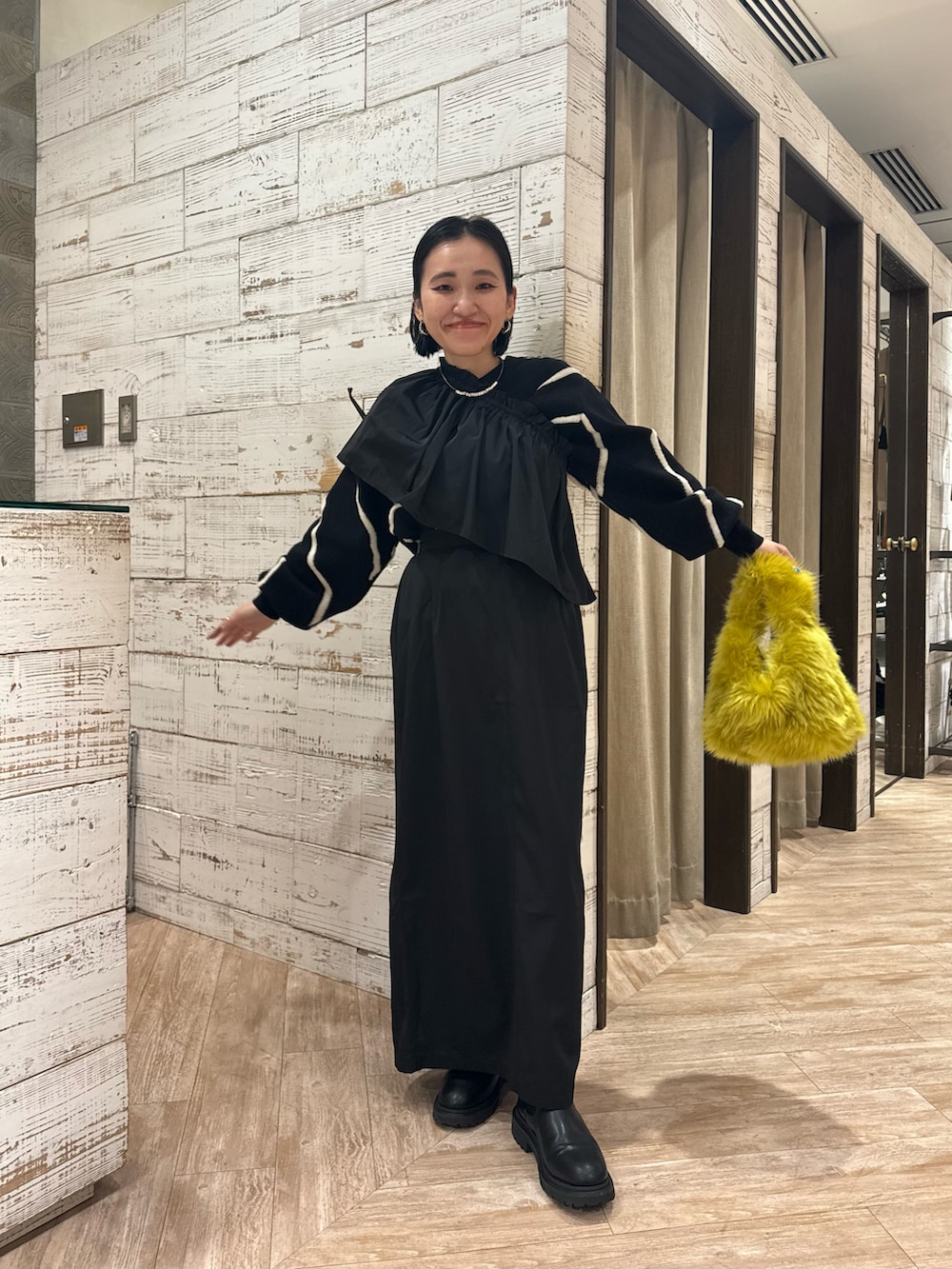 ブラック系のニット/セーター、ブラック系のスカートを着用したレディースの秋コーディネートの4枚目の写真