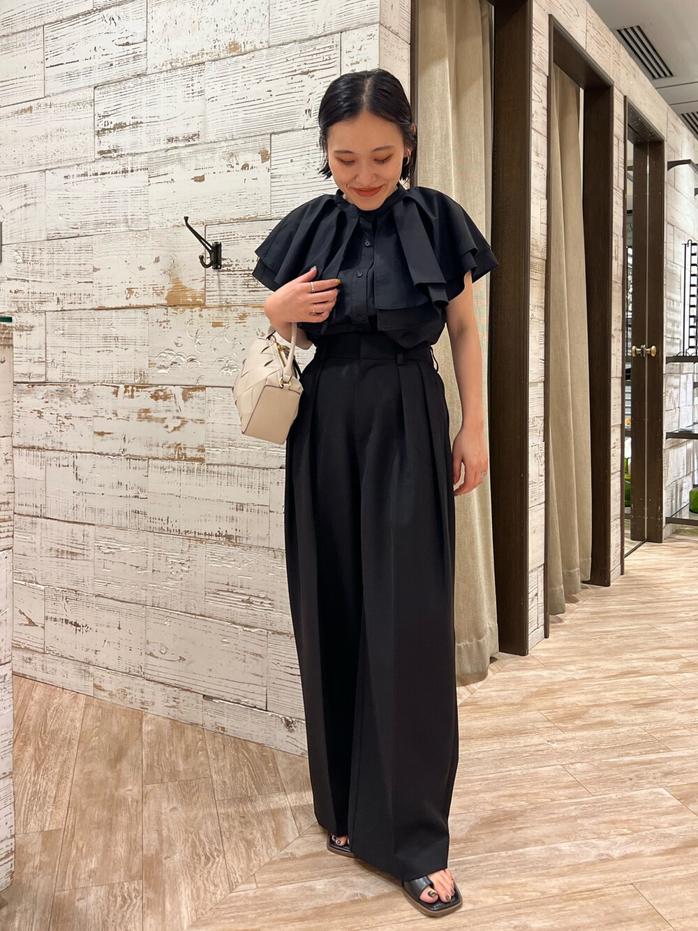 ブラック系のその他パンツ、ブラック系のシャツ/ブラウス、ブラック系のサンダルを着用したレディースの夏コーディネートの3枚目の写真