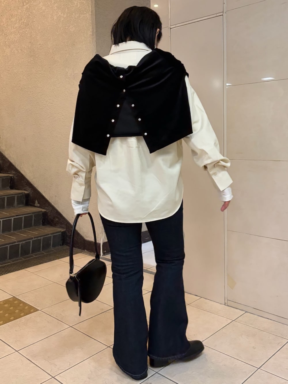 ブラック系のTシャツ/カットソー、ホワイト系のTシャツ/カットソー、ホワイト系のシャツ/ブラウスを着用したレディースの冬コーディネートの4枚目の写真