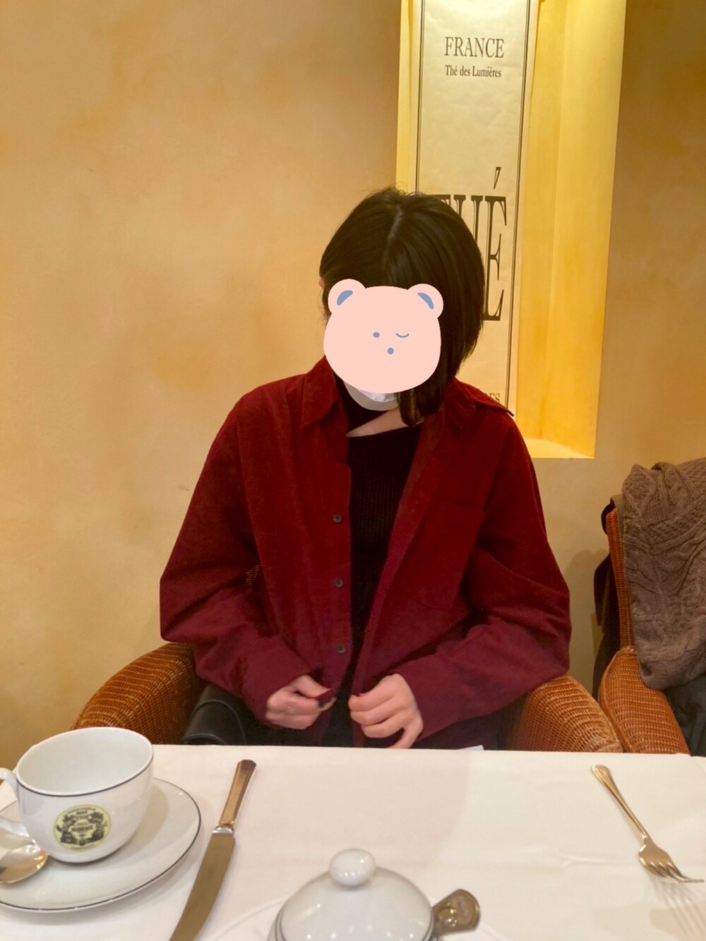 ブラック系のニット/セーター、ブラック系のデニムパンツを着用したレディースの春コーディネートの2枚目の写真