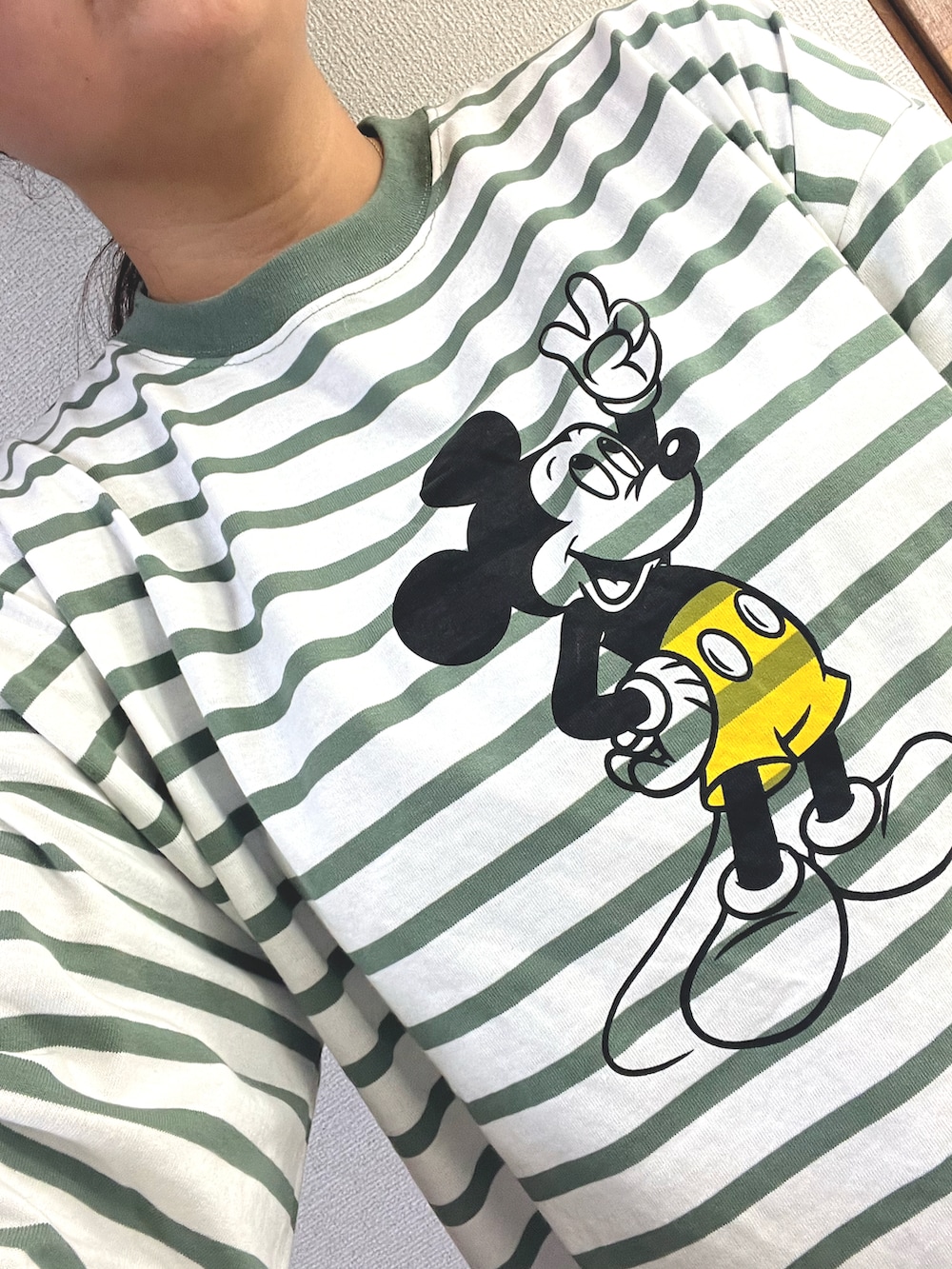 グリーン系のTシャツ/カットソー、ホワイト系のノーカラージャケット、ブラック系のトートバッグを着用したレディースの冬コーディネートの2枚目の写真