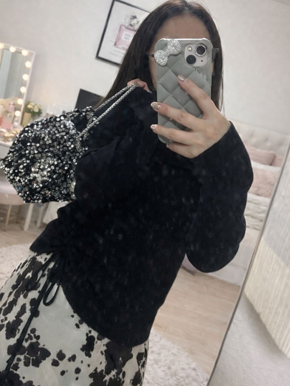 その他のスカート、ブラック系のニット/セーターを着用したレディースの冬コーディネートの3枚目の写真