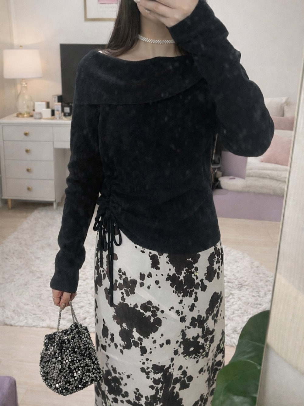 その他のスカート、ブラック系のニット/セーターを着用したレディースの冬コーディネートの2枚目の写真