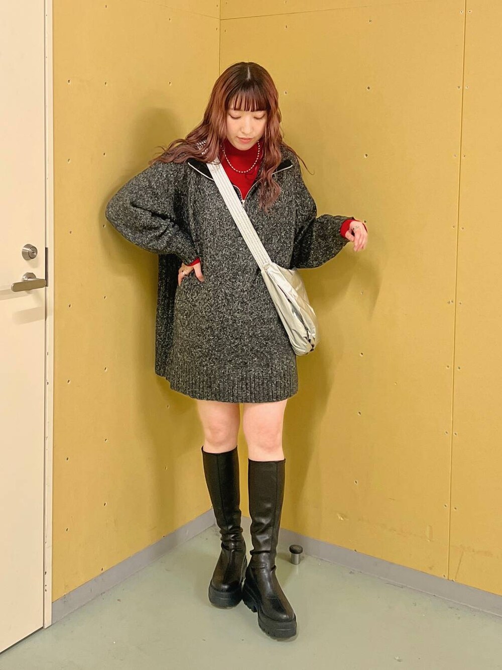 「体型カバー、差し色コーデ、LOWRYS FARM、ローリーズスタイル_LOWRYS FARM、大人女子カジュアル_LOWRYS FARM、大人カジュアル、カジュアルコーデ、デートコーデ、おでかけ、旅行、冬コーデ、秋コーデ、ワンピース、ニット、ゆったり」|「LOWRYS FARMのカラータートルニットLS 116685(ニット/セーター、レッド系)」を使った、kanamiさん(レディース・159cm)の冬コーディネートの5枚目の写真