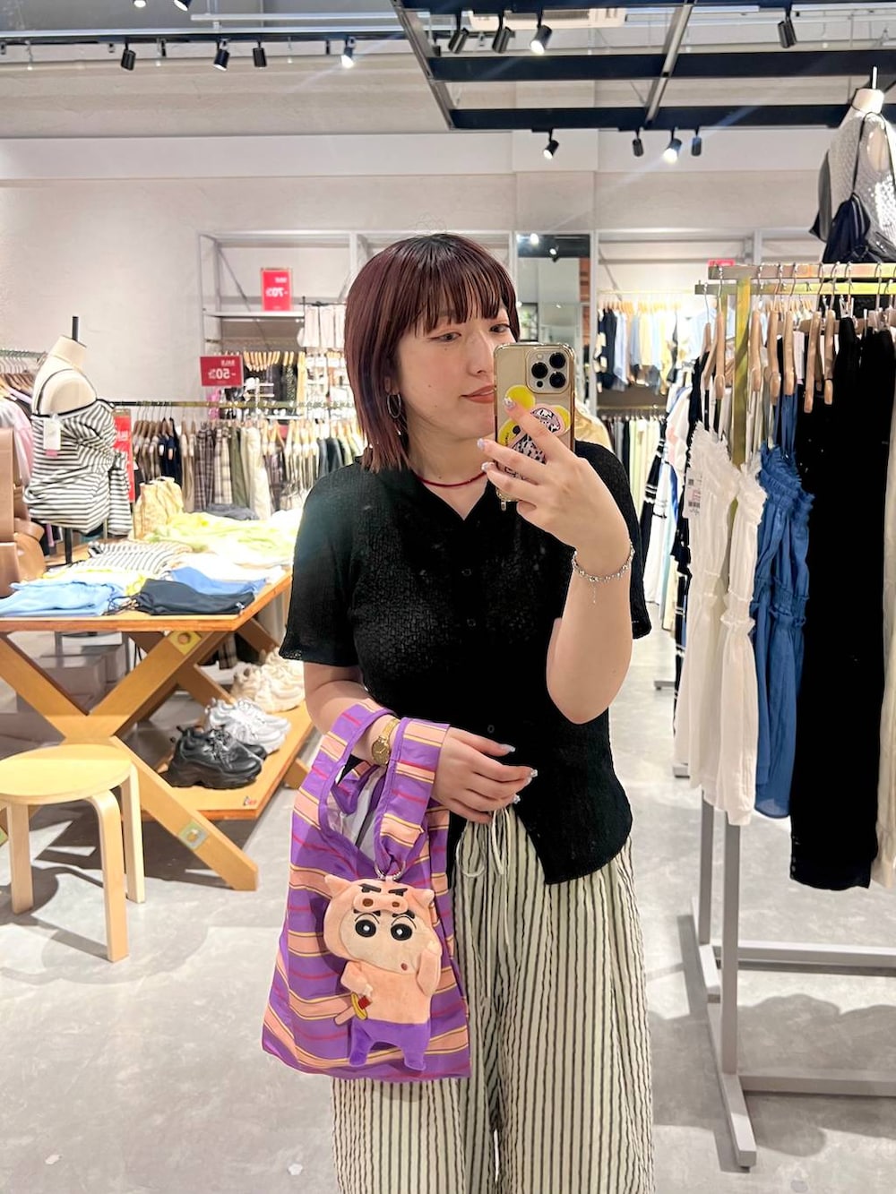 ブラック系のシャツ/ブラウス、ブラック系のサンダル、ホワイト系のその他パンツを着用したレディースの夏コーディネートの6枚目の写真