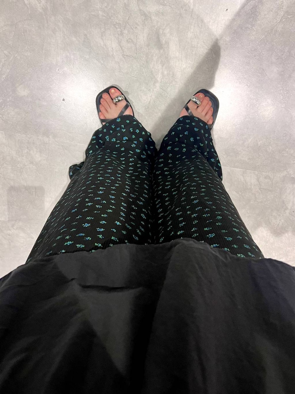 ブラック系のその他パンツ、ブラック系のシャツ/ブラウス、ブラック系のサンダルを着用したレディースの夏コーディネートの6枚目の写真