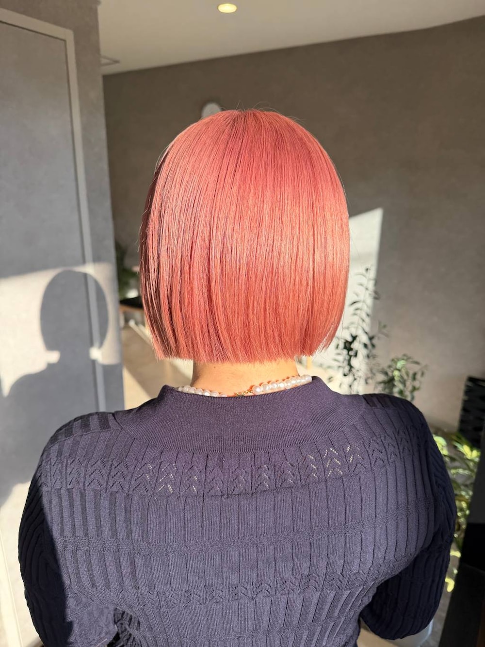 ブラウン系のブルゾン、ブラック系のデニムパンツ、ブラック系のパンプスを着用したレディースの冬コーディネートの2枚目の写真