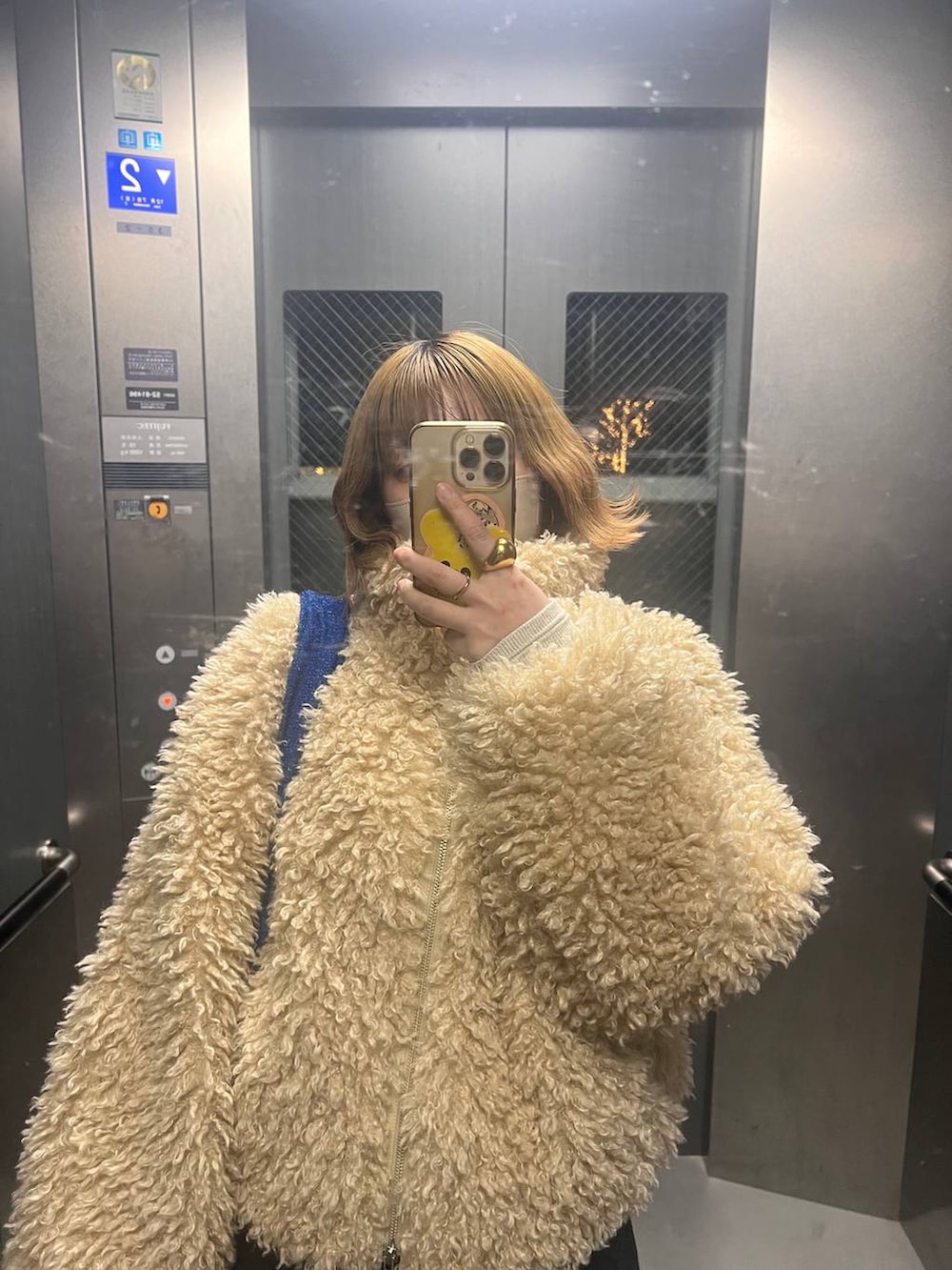 ブラック系のデニムパンツ、その他のローファー、ホワイト系のブルゾンを着用したレディースの冬コーディネートの4枚目の写真