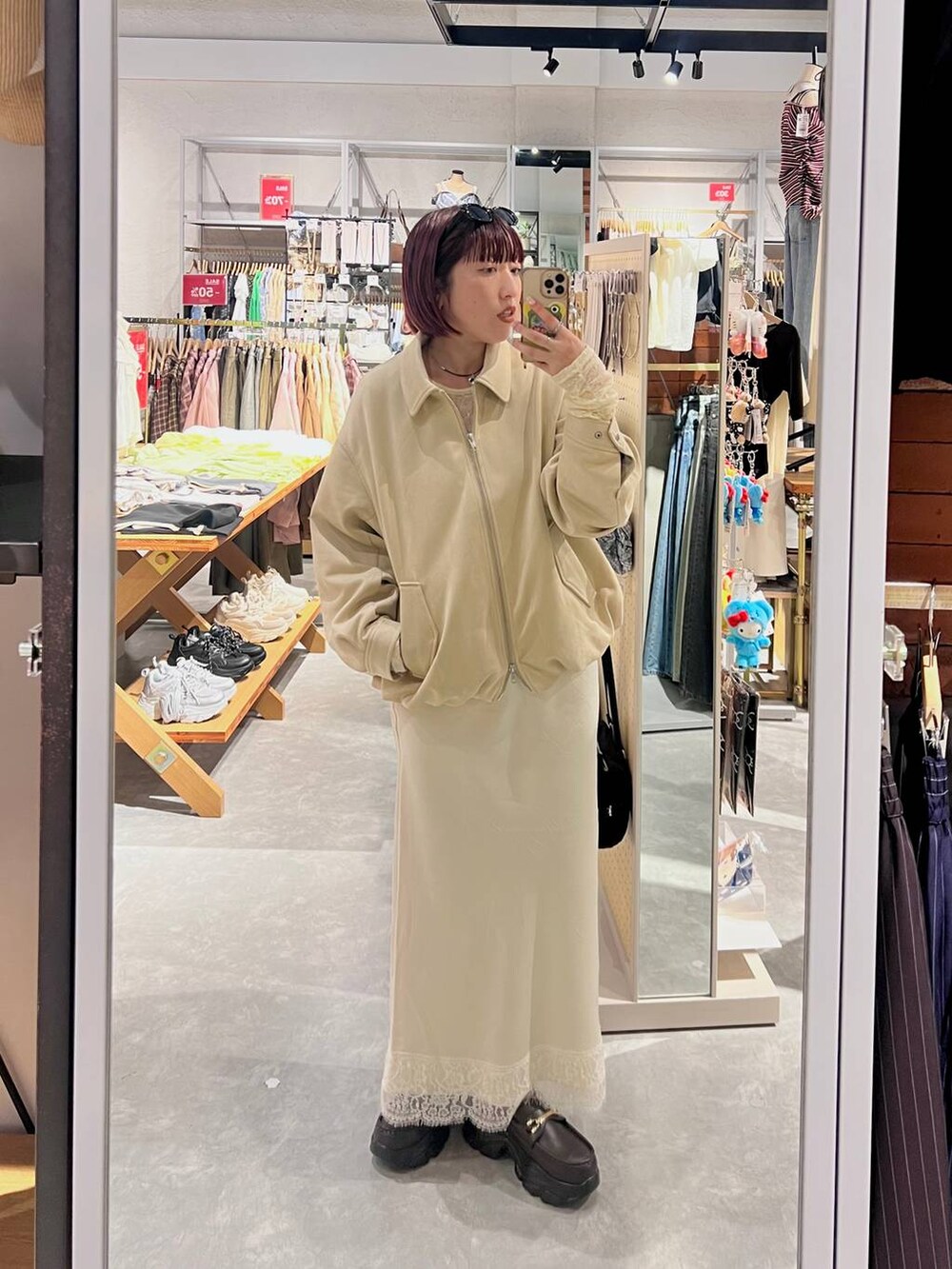 ホワイト系のTシャツ/カットソー、ブラウン系のローファー、ホワイト系のブルゾンを着用したレディースの秋コーディネートの2枚目の写真