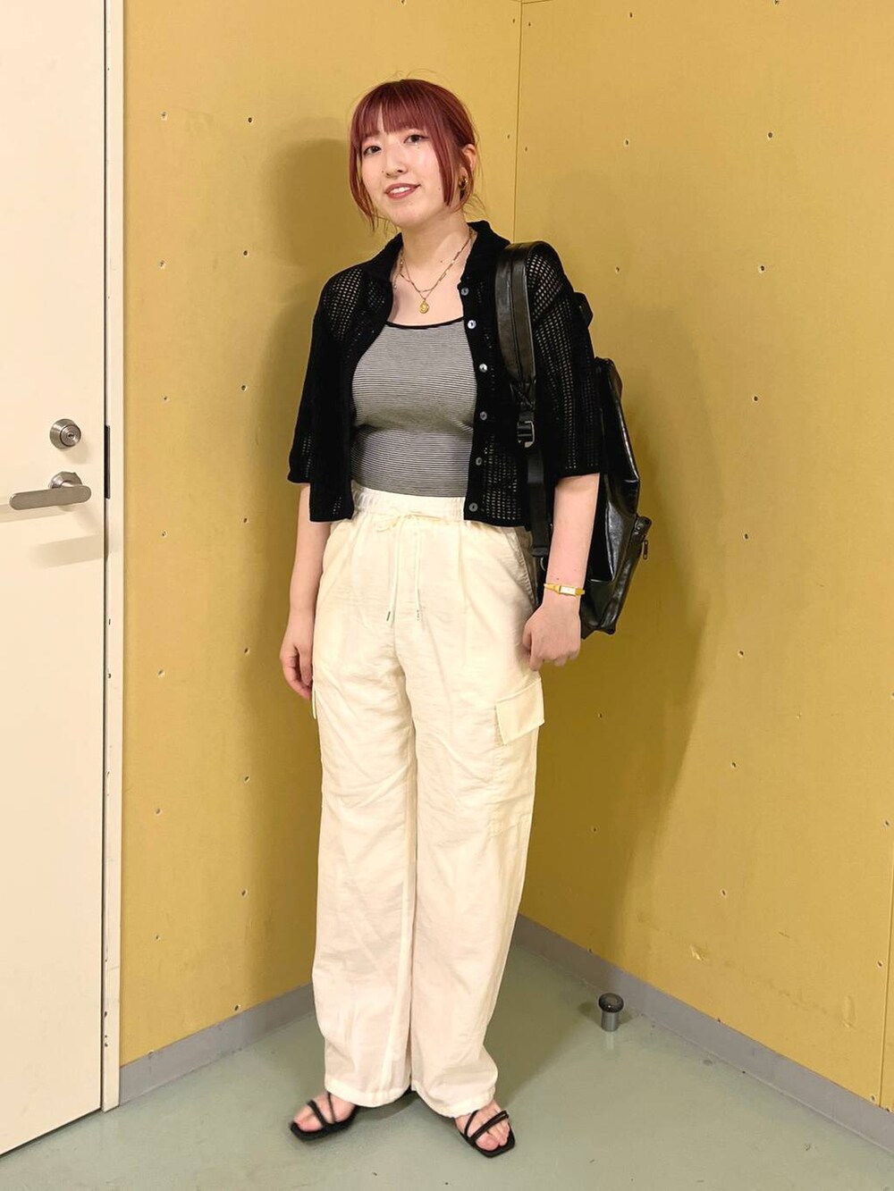 その他のTシャツ/カットソー、ホワイト系のカーゴパンツ、ブラック系のサンダルを着用したレディースの夏コーディネートの3枚目の写真