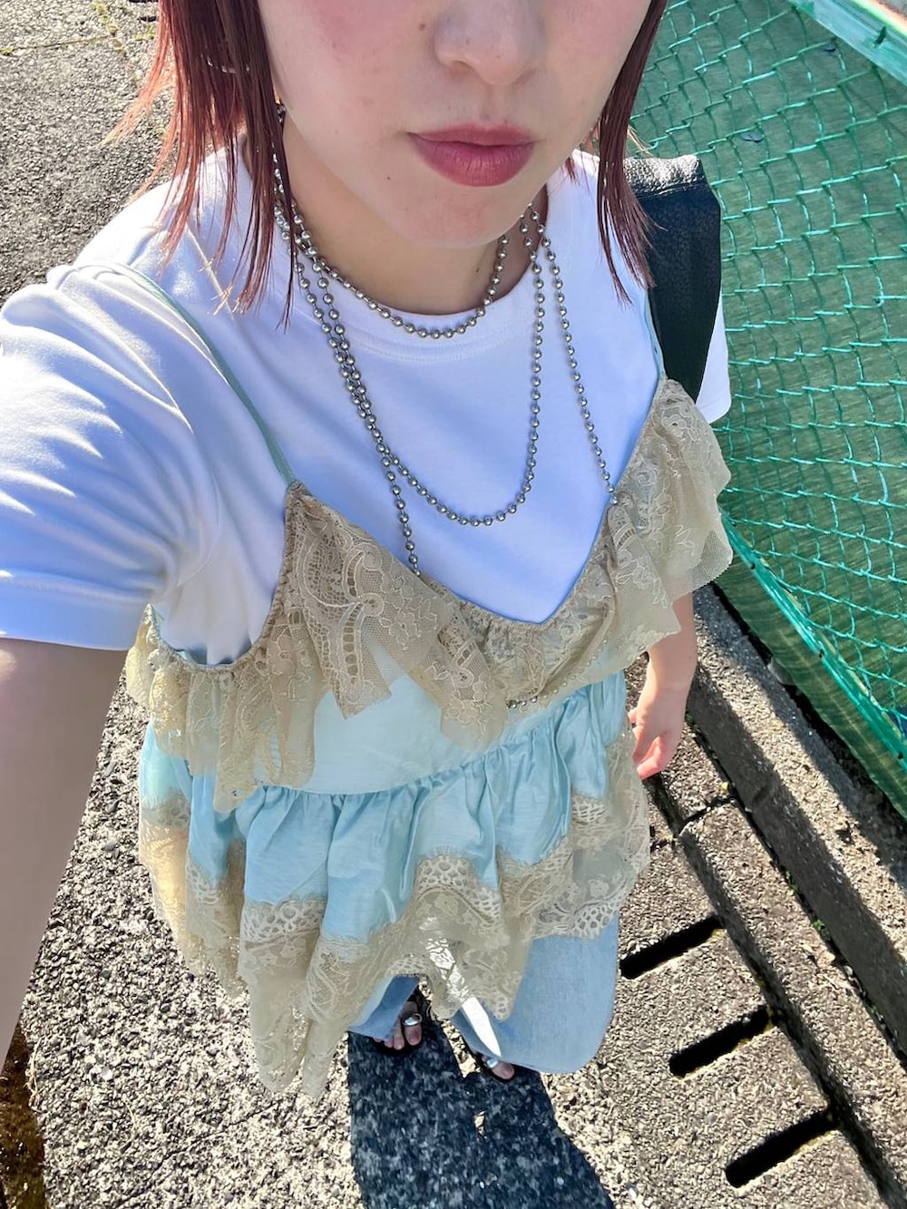 ブルー系のデニムパンツ、ブラック系のサンダル、ブルー系のその他トップスを着用したレディースの夏コーディネートの6枚目の写真