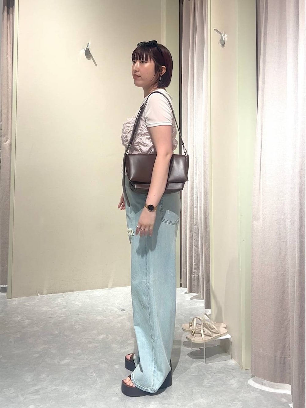 ホワイト系のTシャツ/カットソー、ピンク系のベスト、ブラウン系のショルダーバッグを着用したレディースの夏コーディネートの2枚目の写真