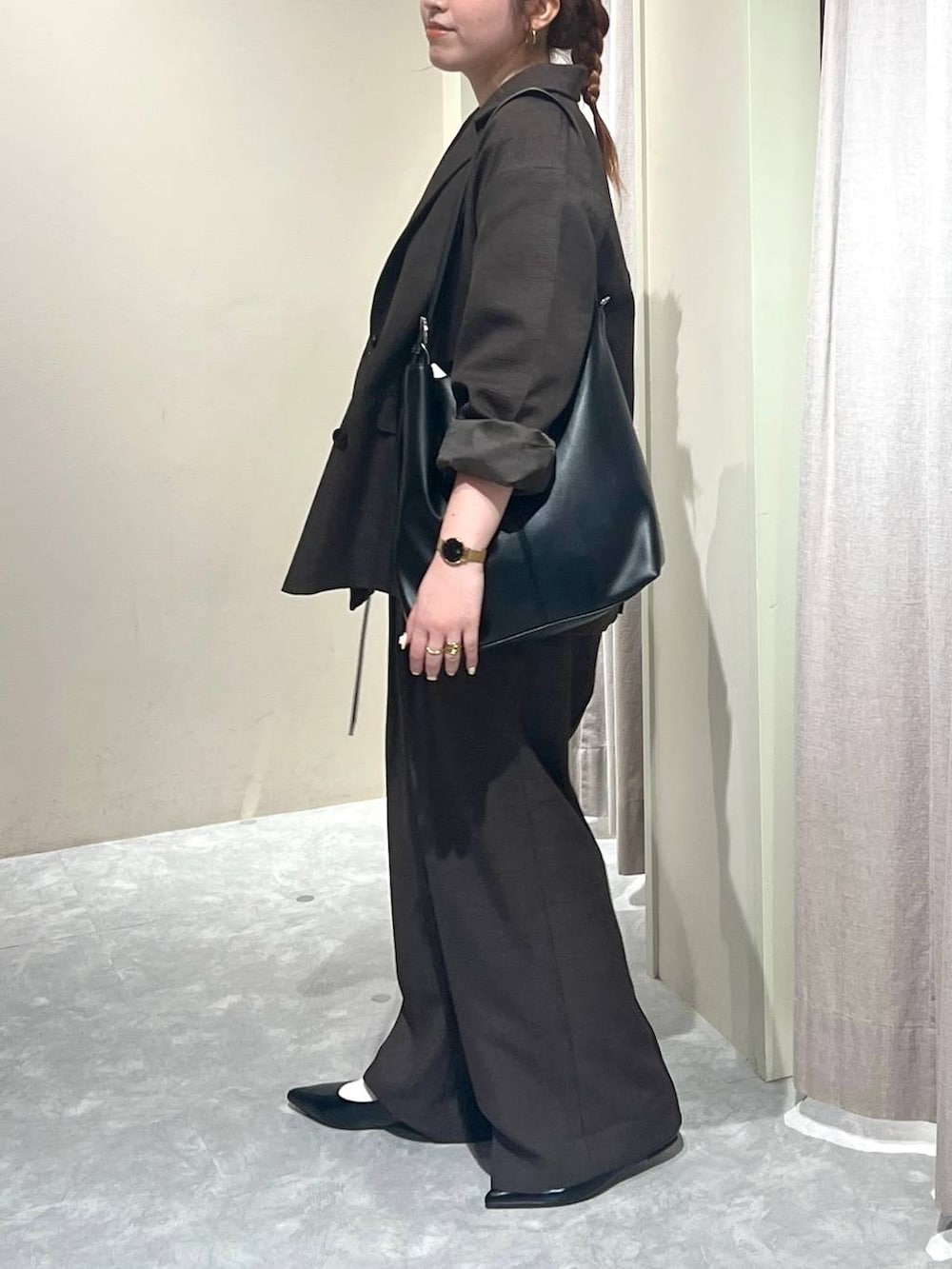 ブラウン系のテーラードジャケット、ブラウン系のその他パンツ、ホワイト系のキャミソールを着用したレディースの秋コーディネートの2枚目の写真