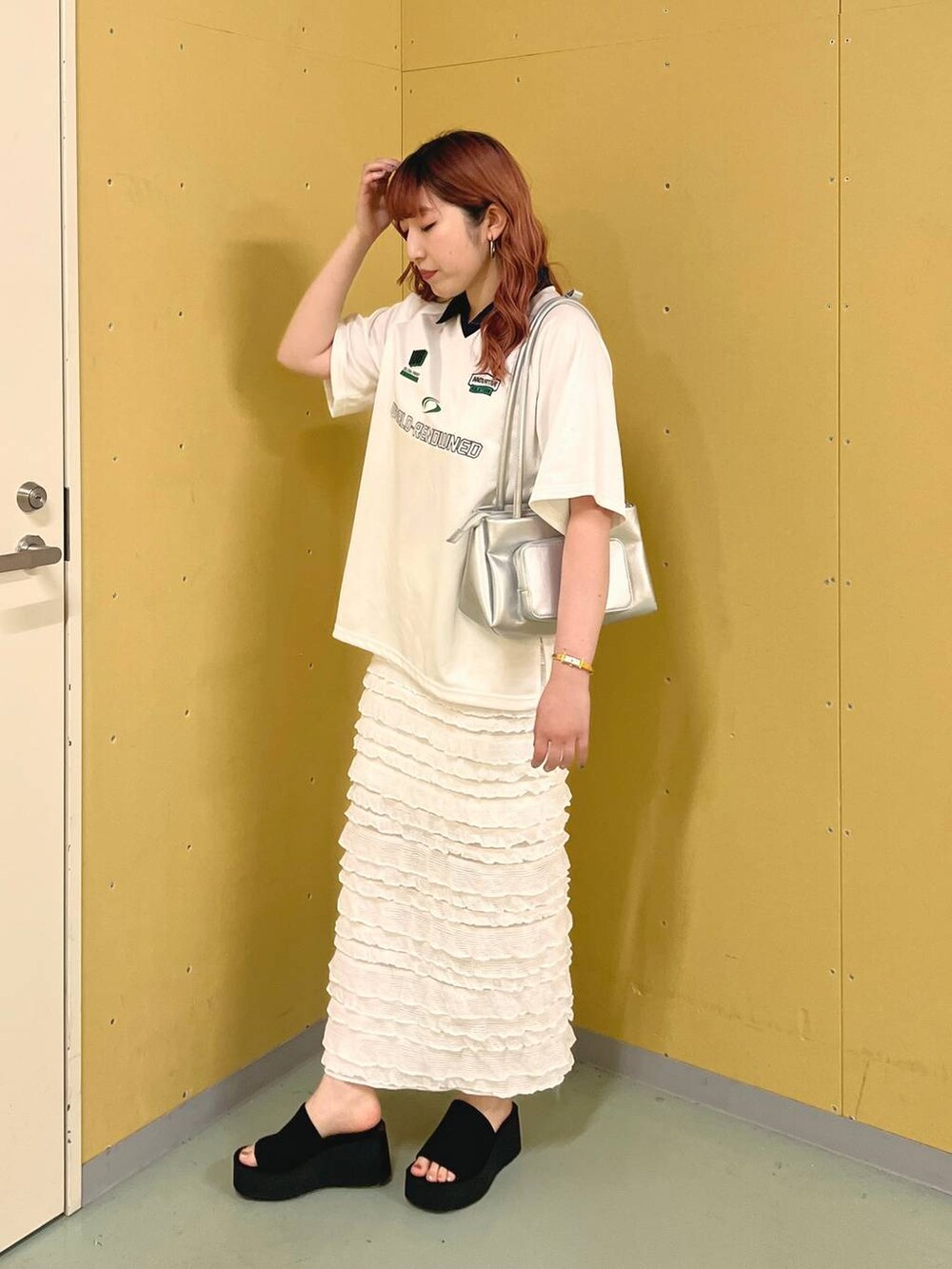 ブラック系のサンダル、ホワイト系のスカート、ホワイト系のTシャツ/カットソーを着用したレディースの夏コーディネートの2枚目の写真