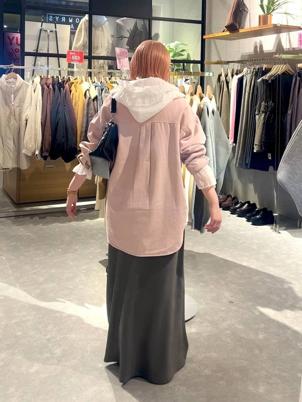 グレー系のスカート、ホワイト系のシャツ/ブラウス、ピンク系のシャツ/ブラウスを着用したレディースの冬コーディネートの3枚目の写真