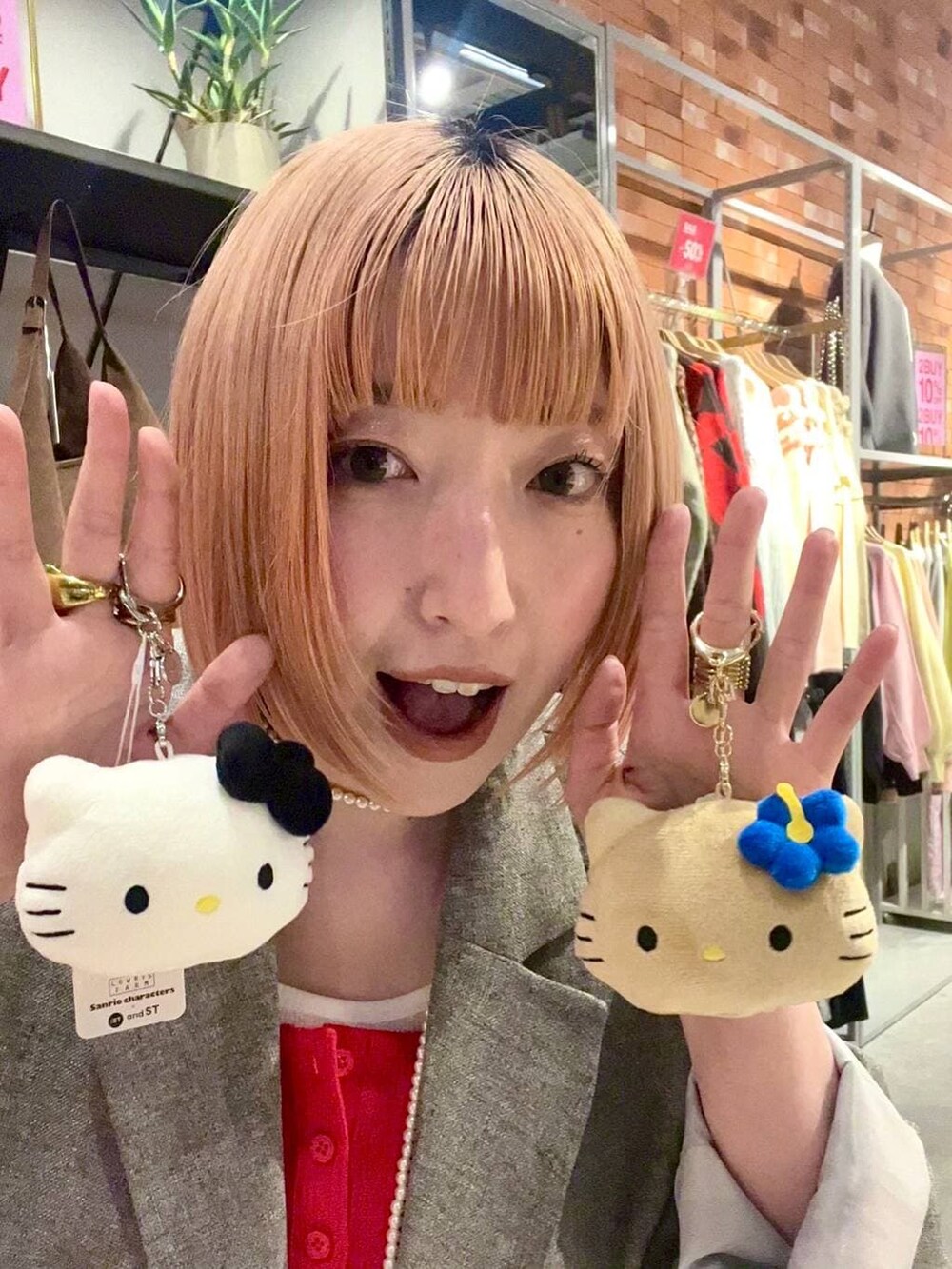 ブラック系のキーホルダーを着用したレディースの冬コーディネートの2枚目の写真