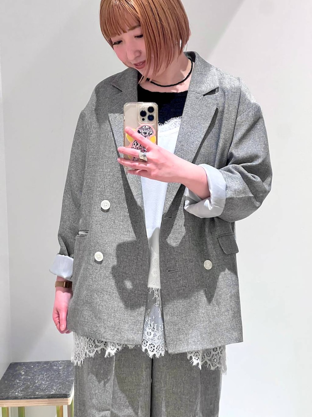 ブラック系のパンプス、グレー系のテーラードジャケット、グレー系のデニムパンツを着用したレディースの春コーディネートの2枚目の写真