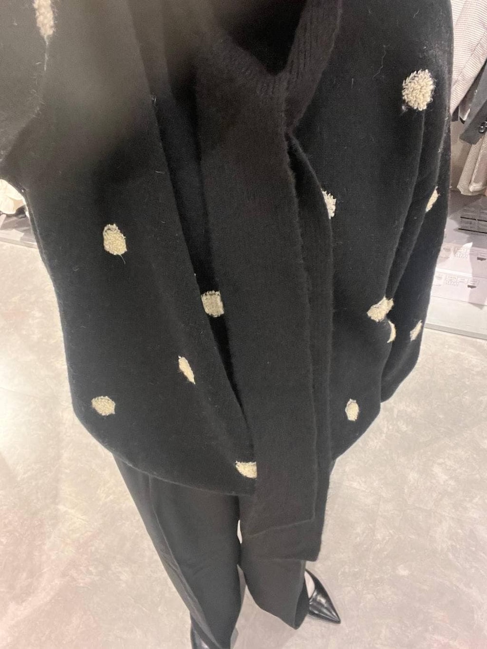 ブラック系のスラックス、ブラック系のパンプス、ブラック系のニット/セーターを着用したレディースの冬コーディネートの2枚目の写真