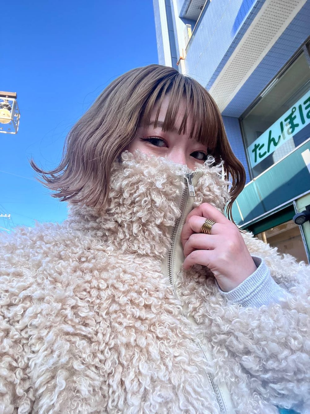 ブラック系のデニムパンツ、その他のローファー、ホワイト系のブルゾンを着用したレディースの冬コーディネートの6枚目の写真