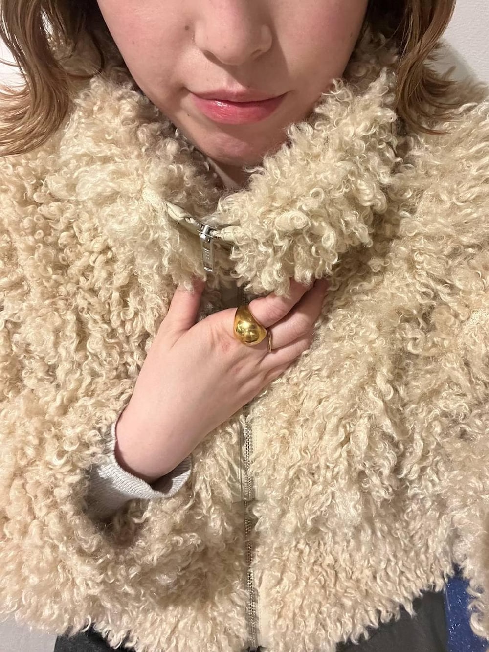 ブラック系のデニムパンツ、その他のローファー、ホワイト系のブルゾンを着用したレディースの冬コーディネートの5枚目の写真