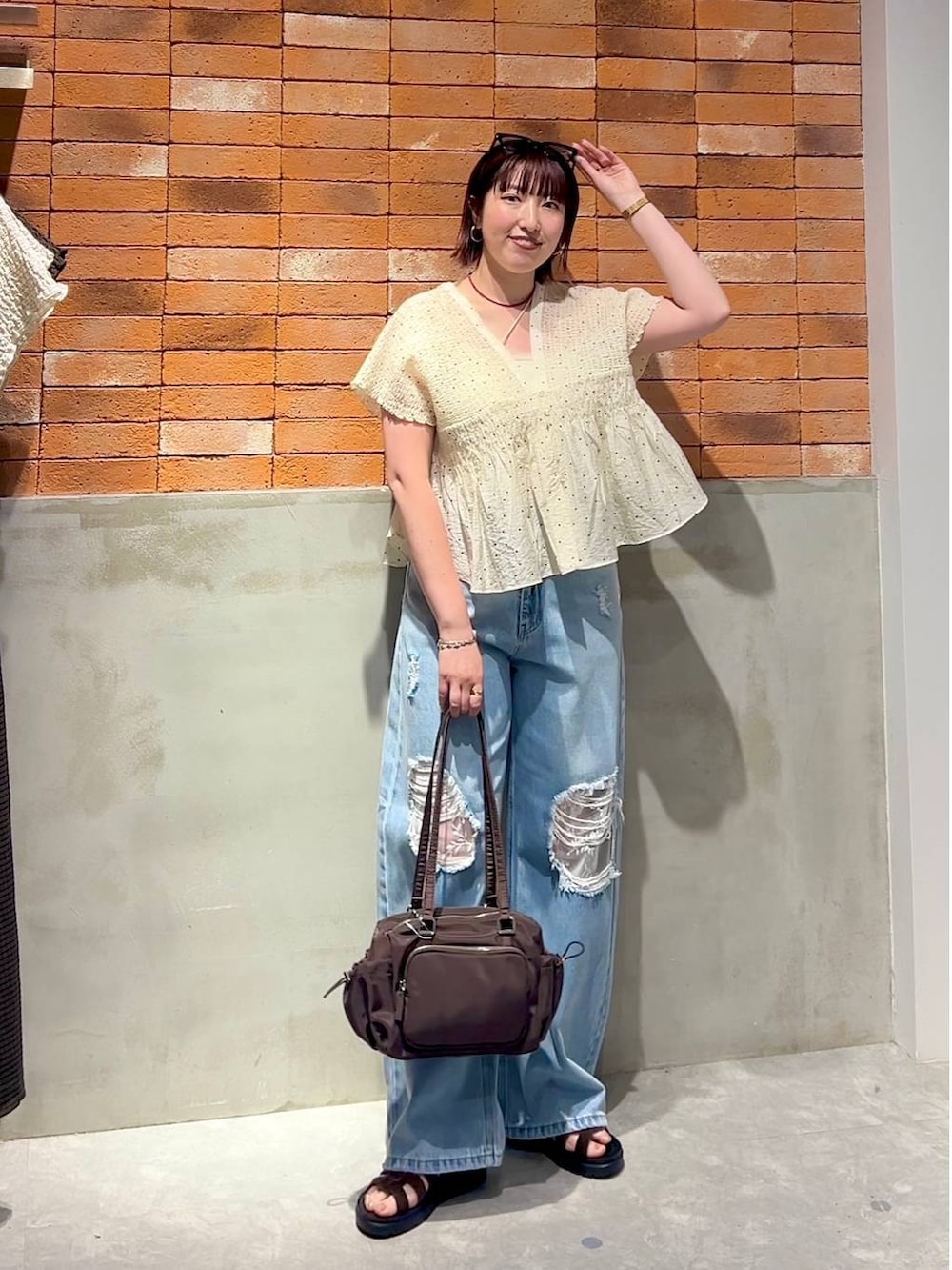 ブルー系のデニムパンツ、ブラウン系のサンダル、その他のシャツ/ブラウスを着用したレディースの夏コーディネートの8枚目の写真