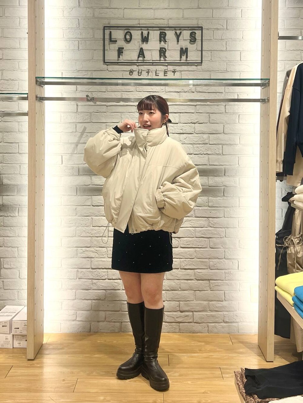 ホワイト系のその他アウター、ブラック系のブーツ、ブラック系のスカートを着用したレディースの冬コーディネートの4枚目の写真