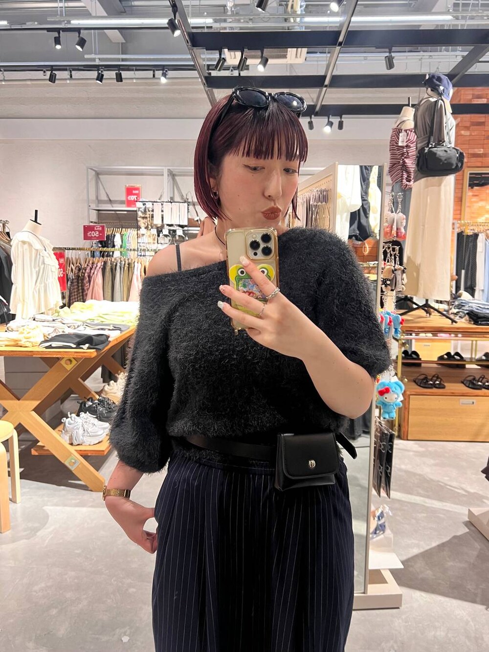 グレー系のカーディガン/ボレロ、ブラック系のローファー、ブルー系のその他パンツを着用したレディースの秋コーディネートの3枚目の写真