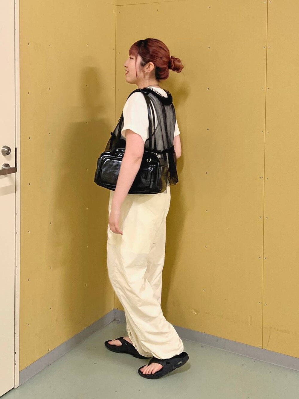 ホワイト系のカーゴパンツ、ブラック系のシャツ/ブラウス、ブラック系のサンダルを着用したレディースの夏コーディネートの2枚目の写真