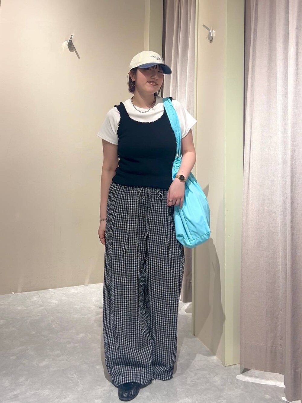 ホワイト系のTシャツ/カットソー、ブラック系のローファー、ブラック系のタンクトップを着用したレディースの夏コーディネートの4枚目の写真