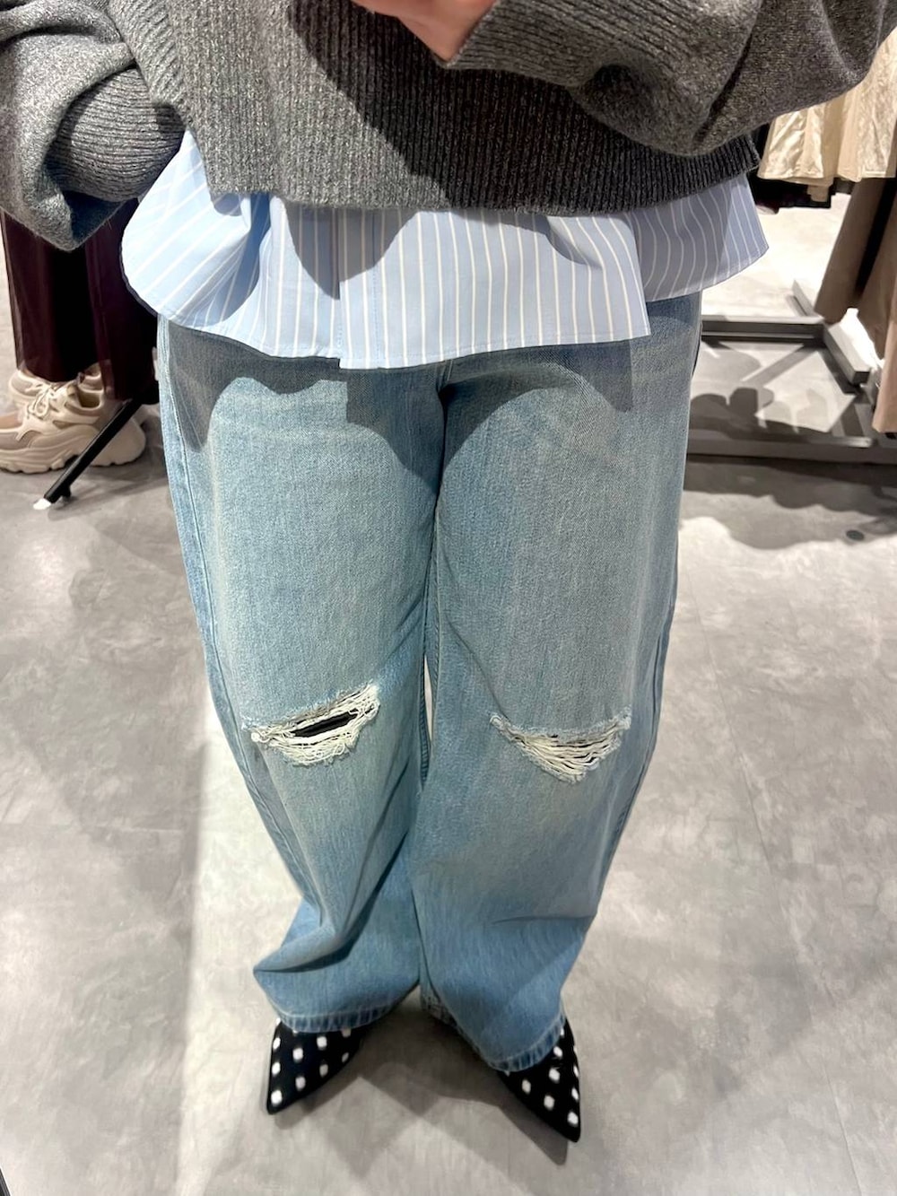 ブルー系のデニムパンツ、その他のパンプス、ブルー系のシャツ/ブラウスを着用したレディースの冬コーディネートの5枚目の写真