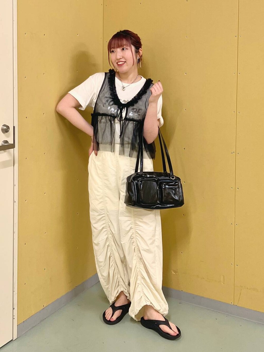 ホワイト系のカーゴパンツ、ブラック系のシャツ/ブラウス、ブラック系のサンダルを着用したレディースの夏コーディネートの5枚目の写真