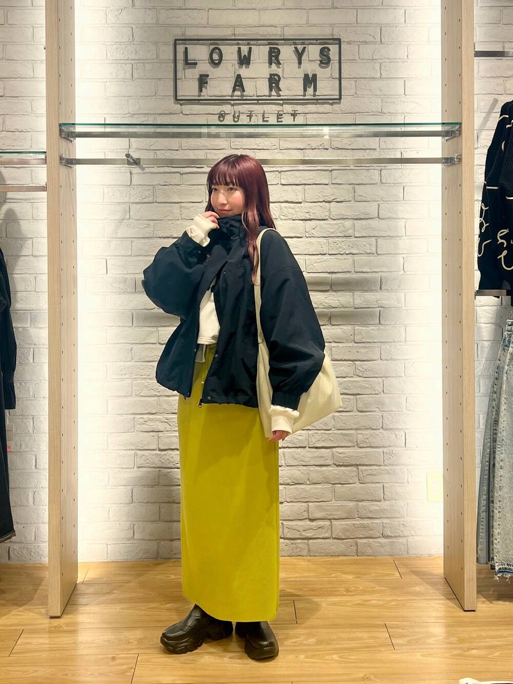 「差し色コーデ、体型カバー、メンズライク、LOWRYS FARM、ローリーズスタイル_LOWRYS FARM、大人女子カジュアル_LOWRYS FARM、大人カジュアル、カジュアルコーデ、春コーデ、軽量、ゆったり、スウェット、スカート、ウォッシャブル、ブーツ」|「LOWRYS FARMのカットリブタイトスカート 103920(スカート、イエロー系)」を使った、kanamiさん(レディース・159cm)の冬コーディネートの4枚目の写真