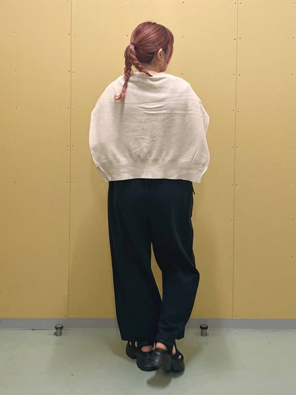 ブラック系のTシャツ/カットソー、ブラック系のサンダル、ベージュ系のカーディガン/ボレロを着用したレディースの夏コーディネートの3枚目の写真