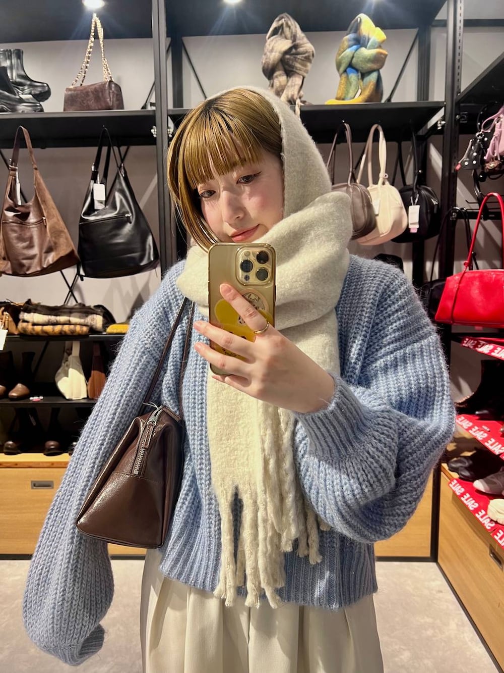 ホワイト系のその他パンツ、ブラック系のパンプス、ブラウン系のボストンバッグを着用したレディースの冬コーディネートの2枚目の写真