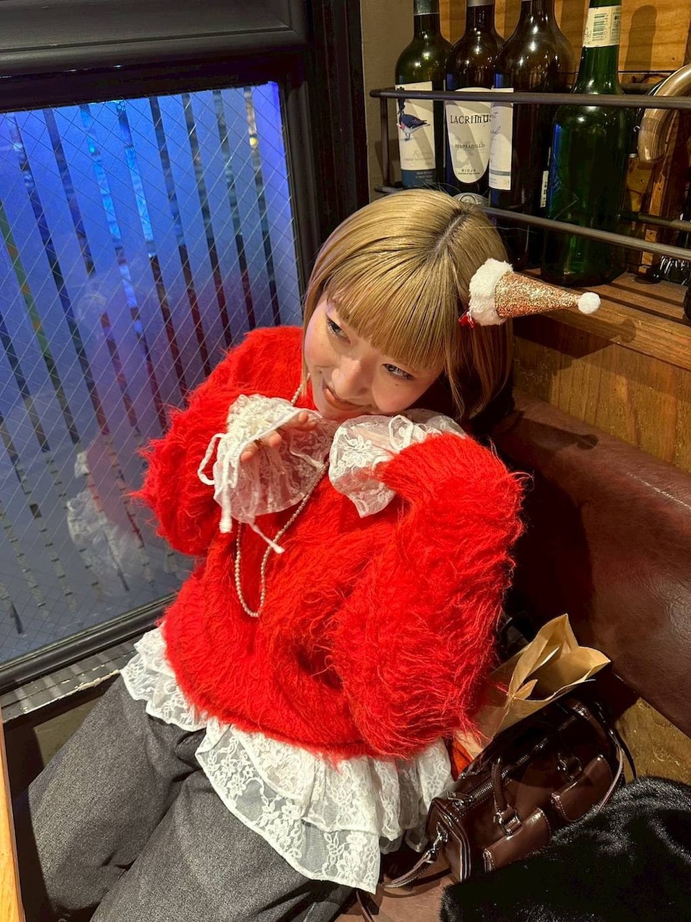 ブラック系のデニムパンツ、ブラック系のその他アウター、ホワイト系のシャツ/ブラウスを着用したレディースの冬コーディネートの3枚目の写真