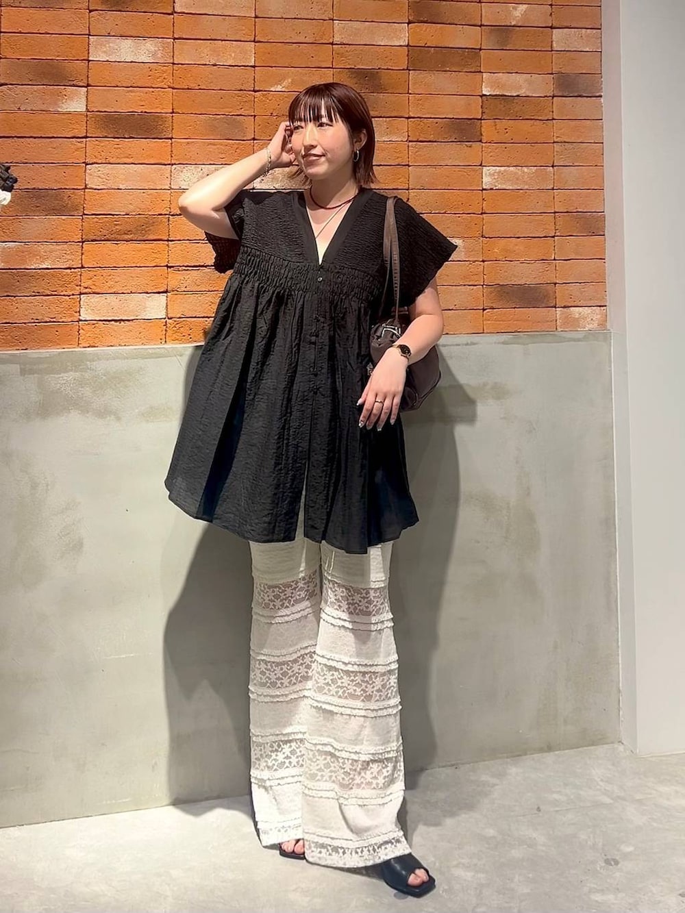 ブラック系のシャツ/ブラウス、ホワイト系のその他パンツ、ブラック系のサンダルを着用したレディースの夏コーディネートの5枚目の写真