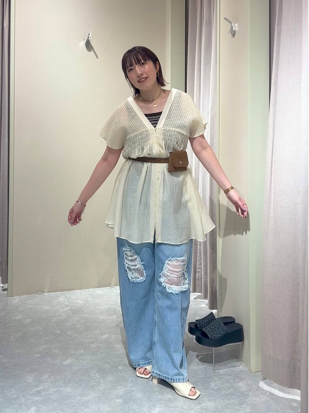 ホワイト系のシャツ/ブラウス、ブルー系のデニムパンツ、ブラウン系のタンクトップを着用したレディースの夏コーディネートの3枚目の写真