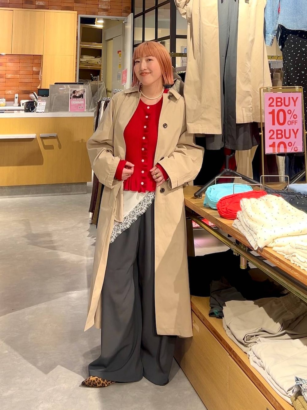 グレー系のその他パンツ、ブラウン系のパンプス、ベージュ系のステンカラーコートを着用したレディースの冬コーディネートの5枚目の写真