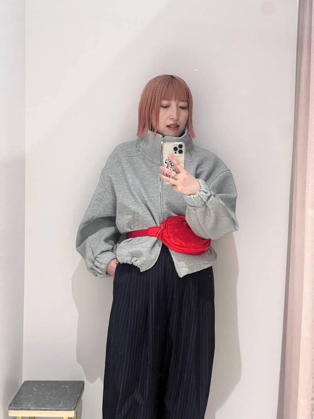ブルー系のその他パンツ、レッド系のボディバッグ/ウエストポーチ、グレー系のスウェットを着用したレディースの春コーディネートの3枚目の写真