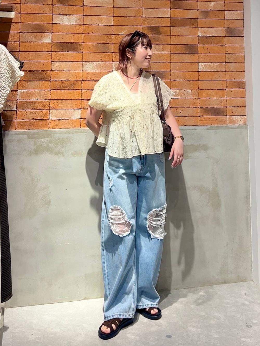 ブルー系のデニムパンツ、ブラウン系のサンダル、その他のシャツ/ブラウスを着用したレディースの夏コーディネートの7枚目の写真