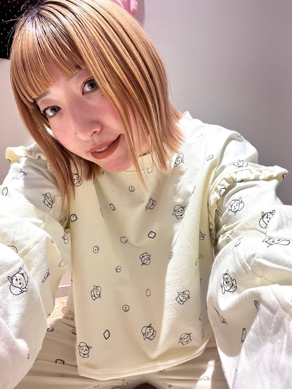 ベージュ系のルームウェア/パジャマを着用したレディースの冬コーディネートの5枚目の写真