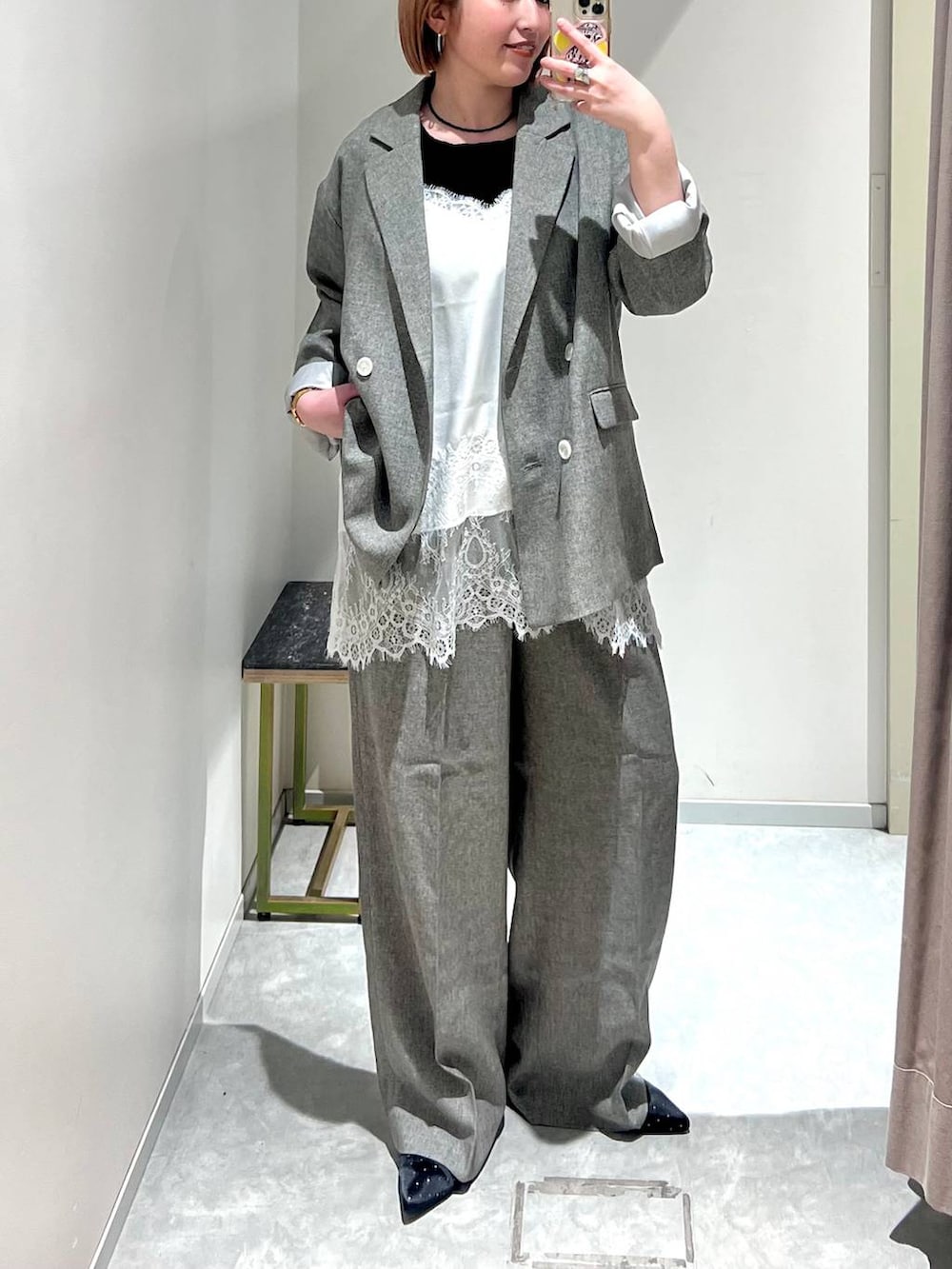 ブラック系のパンプス、グレー系のテーラードジャケット、グレー系のデニムパンツを着用したレディースの春コーディネートの5枚目の写真